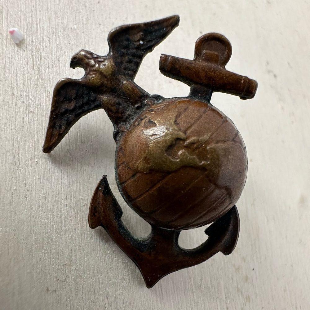 Vintage Left Sided USMC Eagle Screw Back Pin